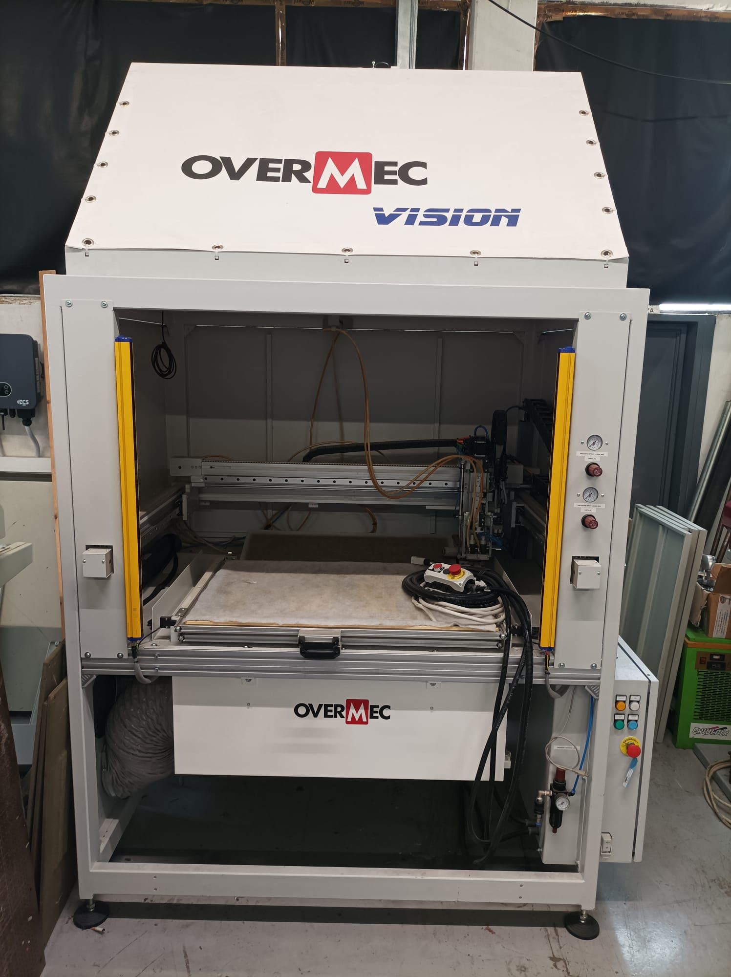 banco-robot-per-incollaggio-overmec-ccn3-3e-vision
