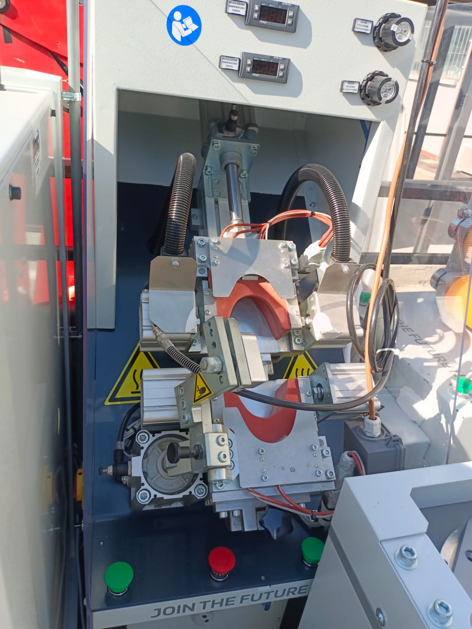 pressa-conformatrice-per-tomaie-robot-system-1