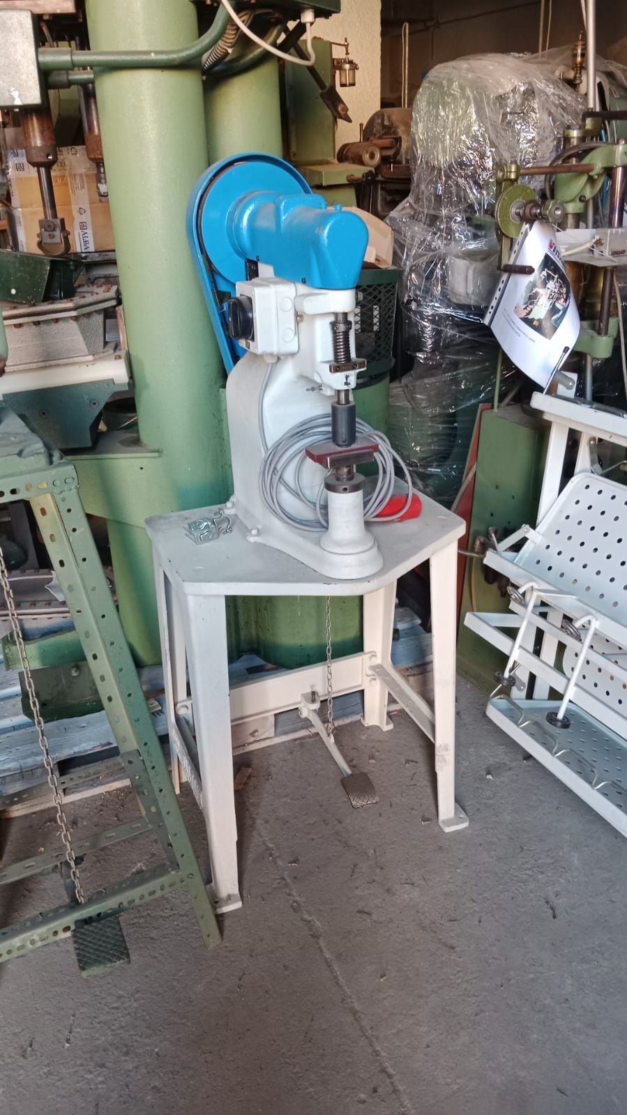 trancetta-per-forare-cintoli-motorizzata